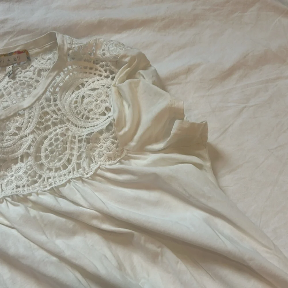 Elegant White Lace Short Sleeve Top - Picture 2 of 4